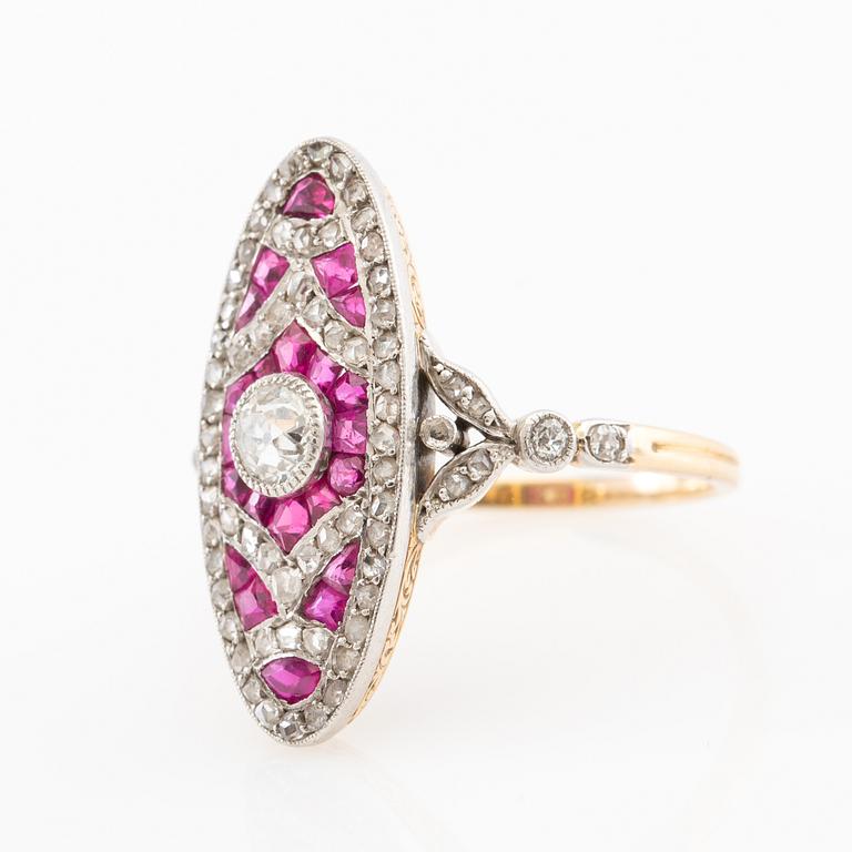 Art Deco ring of 18K gold and platinum with diamonds and synthetic rubies.