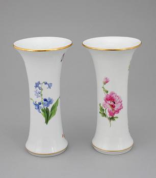 VASER, ett par, porslin, Meissen, 1900-talets andra hälft.