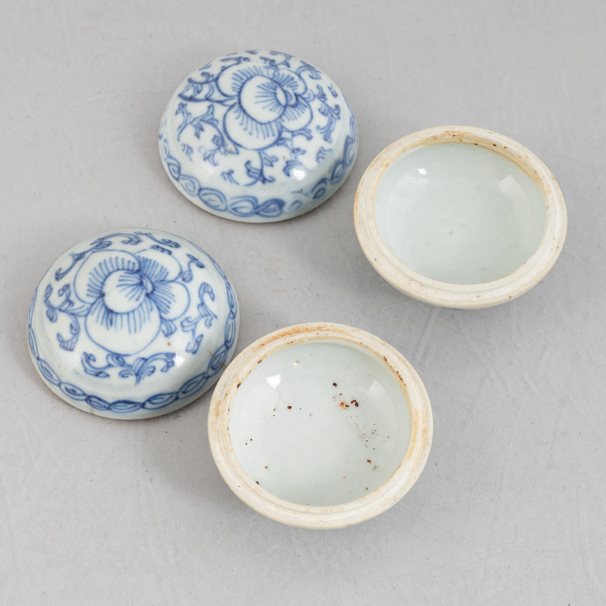 A Chinese blue and white porcelain neck stand / pillow and a pair of porcelain boxes, late Qing dynasty / early 20th cen.