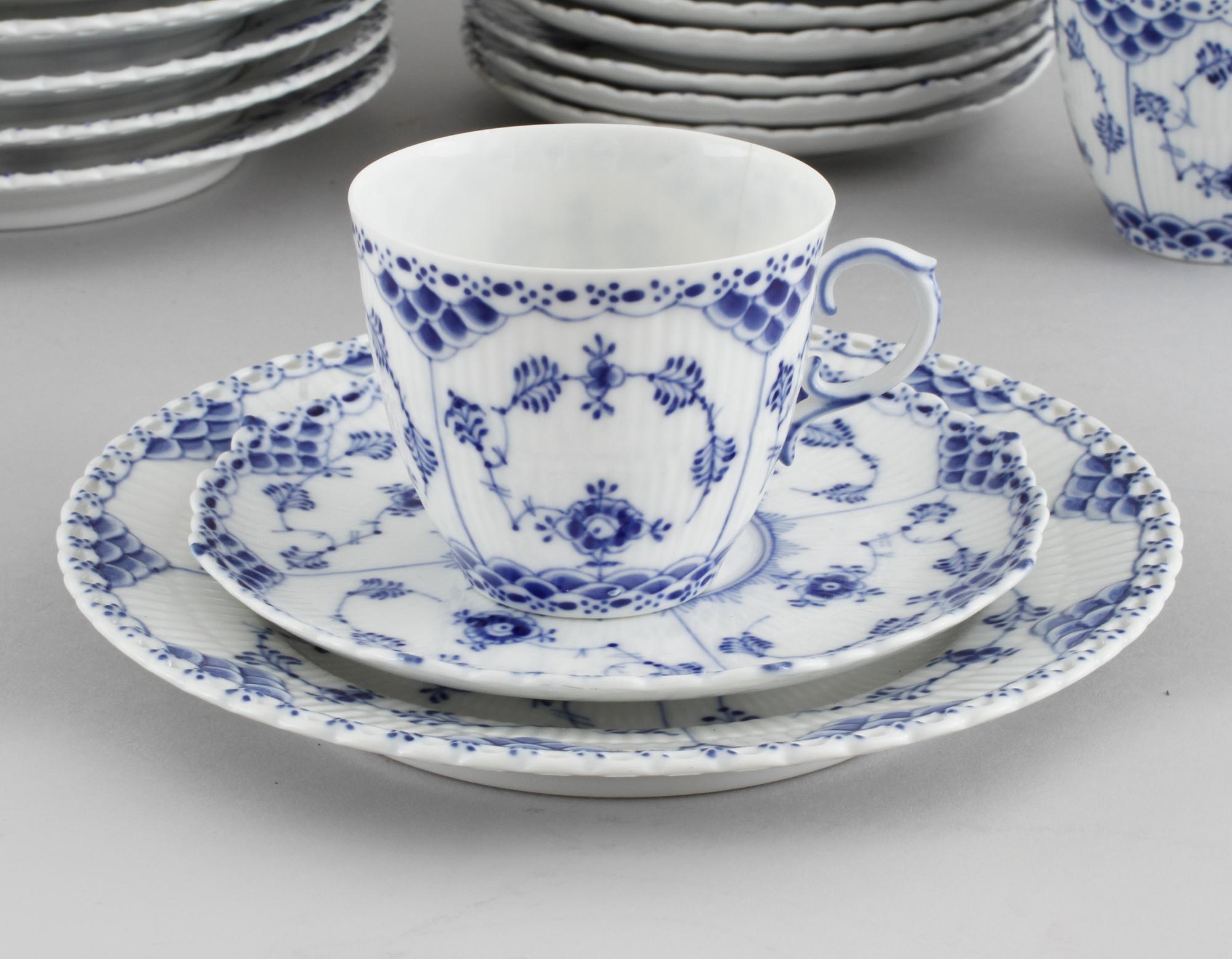 KAFFESERVIS, 18 delar, "Musselmalet", Royal Copenhagen, Danmark, 1900-talets andra hälft.