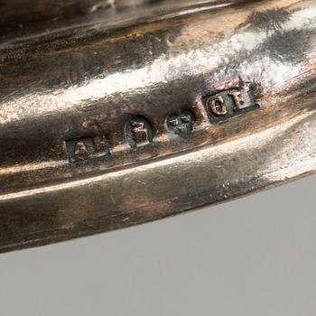 KAFFEKANNA, silver, Köpenhamn 1954 och GRÄDDKANNA, silver, 1800-tal. Vikt 590 g resp 125 g.