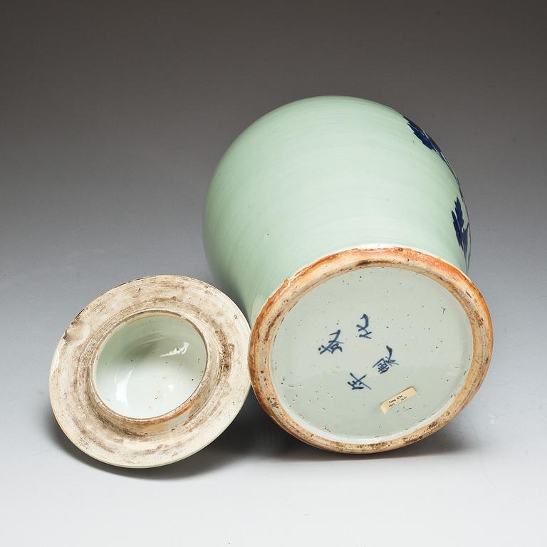 URNA med LOCK, porslin. Kina, Qing-dynastin, 1800-tal.