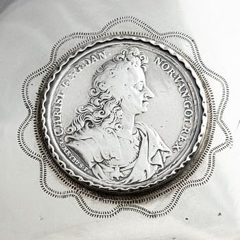 Dryckeskanna, silvermontering på kompaniporslin, otydlig mästarstämpel, Danmark 1700-tal.