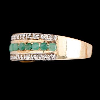 RING, 9 k guld, smaragder, briljantslipade diamanter tot 0.63 ct.
