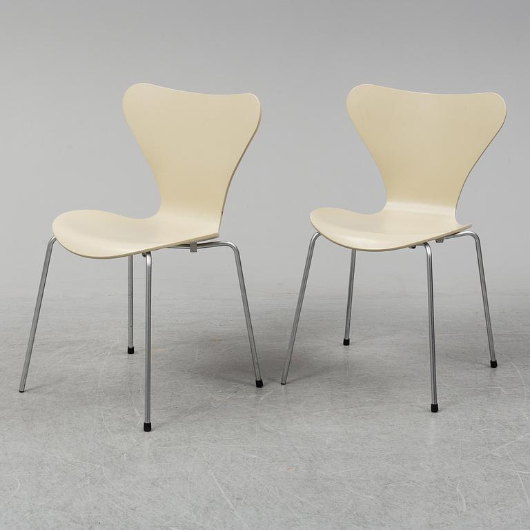 Eight 'Serie 7' chairs by Aerne Jacobsen for Fritz Hansen. Dated 2002.
