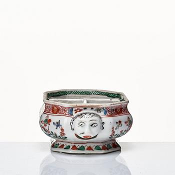 Kryddställ, porslin. Qingdynastin, Kangxi (1662-1722).