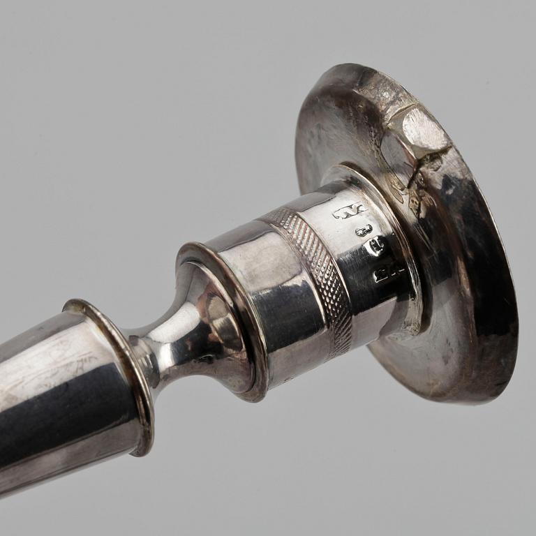 LJUSSTAKAR, ett par, silver, otydliga mästastämplar, Stockholm, 1827.