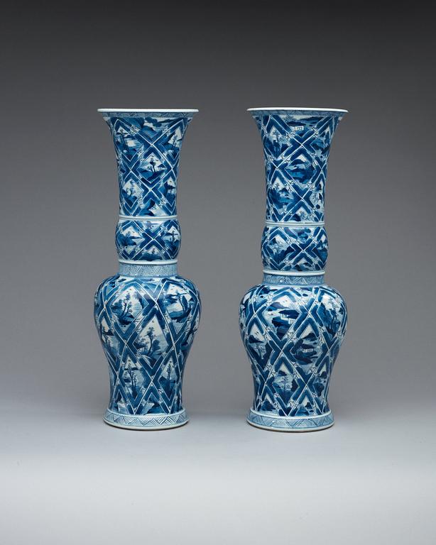 A pair of blue and white vases, Qing dynasty, Kangxi (1662-1722).