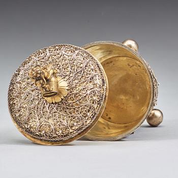 A Swedish early 18th century parcel-gilt and filigree beaker and cover, mark of J F Straub, Karlstad (-1674-1713).