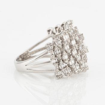 Ring, with baguette and brilliant-cut diamonds.