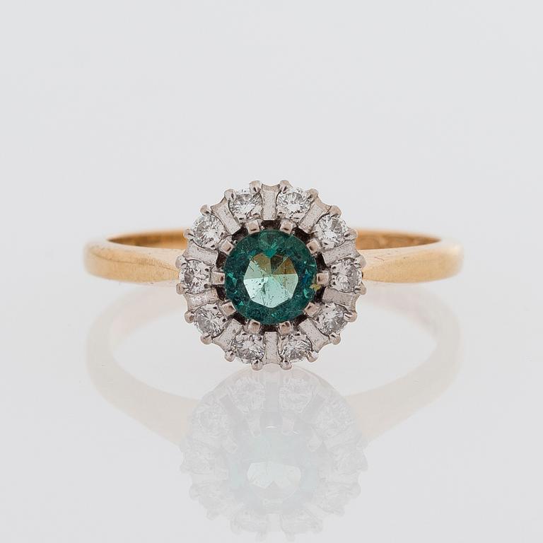 A RING, facetted emerald, brilliant cut diamonds, 18K gold. Kupittaan Kulta, Turku 1989.