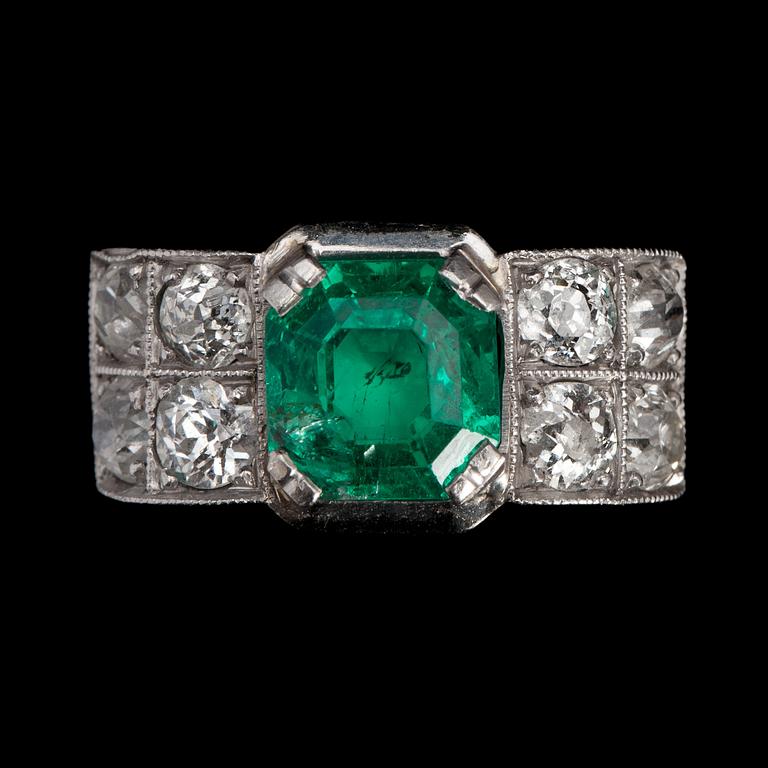 An emerald and antique cut diamond ring, tot. app. 1 cts.