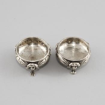 SALTKAR, 2 st snarlika, silver, Dublin, Irland, 1800-talets första hälft. Vikt 215 g.