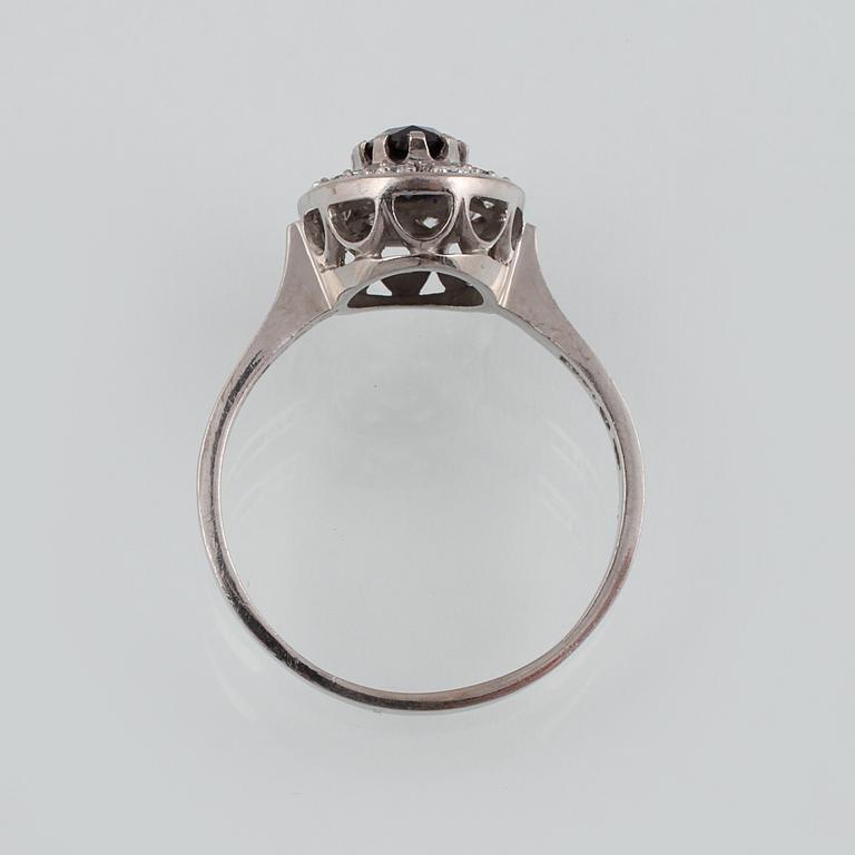 RING, 18K vitguld med ovalslipad blå safir samt briljantslipade diamanter 0.36 ct, Vetlanda, 1969. Vikt 5,2 gram.