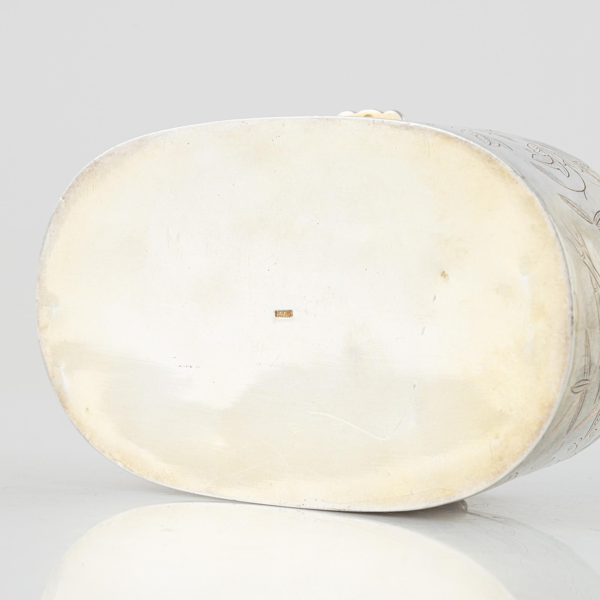 Ask, silver, lock med innefattad kinesisk nefrit relief, 1900-tal.