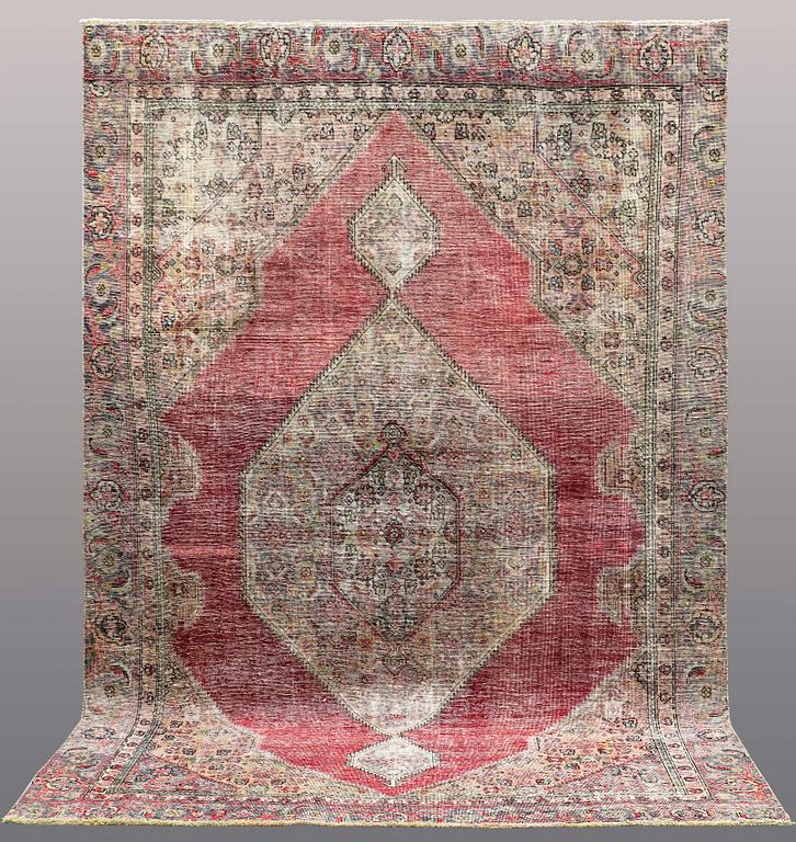 A CARPET, Oriental, ca 332 x 220 cm.