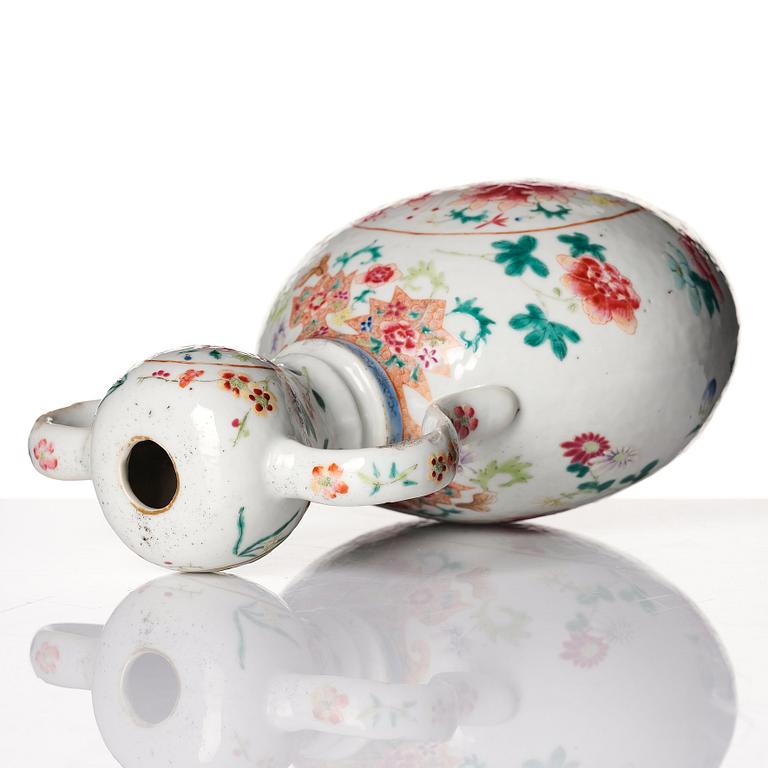 A famille rose double gourd vase, Qing dynasty, 19th Century.