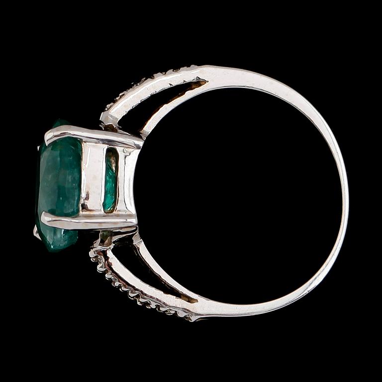RING, 14 k guld, smaragd ca 6.80 ct, diamanter tot ca 0.10 ct.
