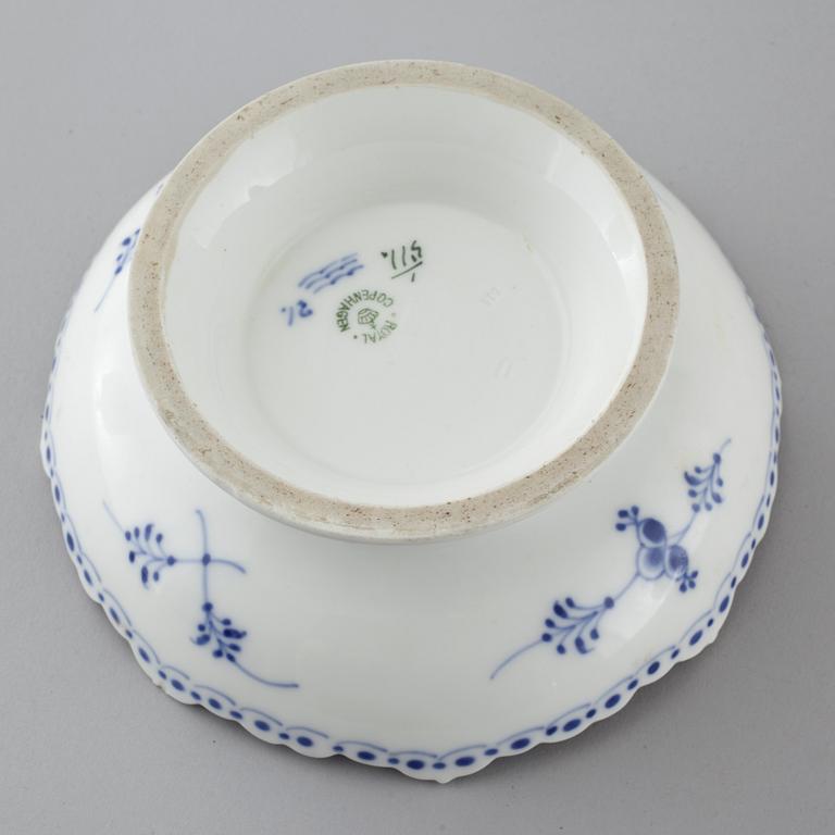 SERVISDELAR, 46 st, porslin, "Musselmalet", Royal Copenhagen, 1900-talets första hälft/mitt.