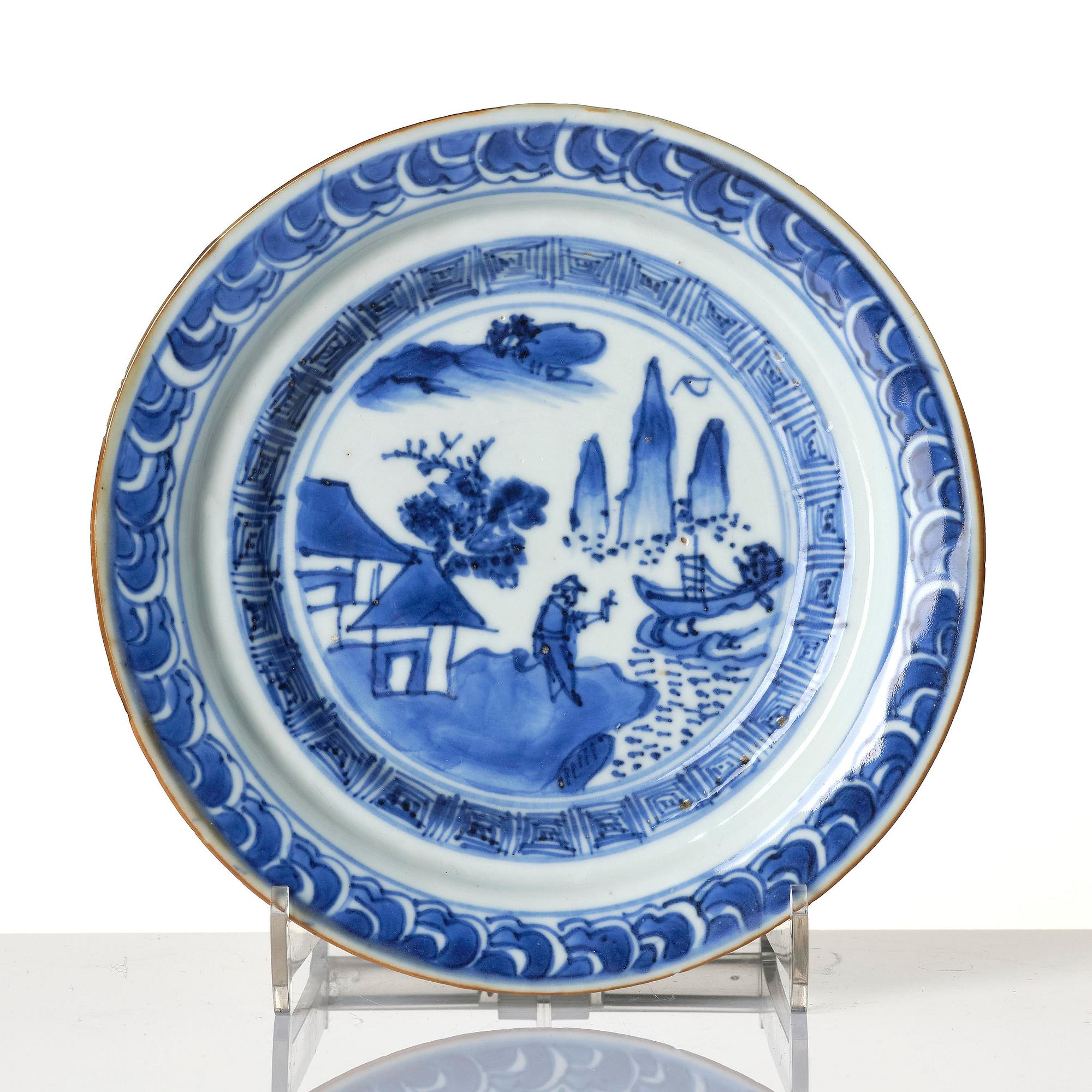 A blue and white brushpot and a dish, Tianqi/Chongzhen, mid 17th century.