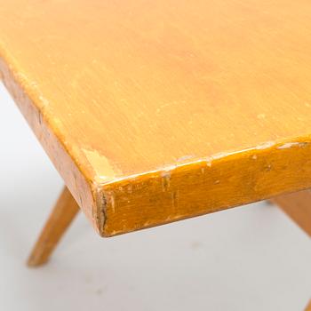 ILMARI TAPIOVAARA, An early 1950s x-leg table.