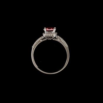 RING, 14k vitguld med rektangulär ljusrosa turmalin ca1,36ct och diamanter tot ca0,20ct.