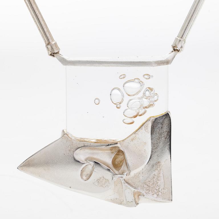 Björn Weckström, kaulakoru, "Talvipäivä", sterlinghopeaa ja akryyli, Lapponia 1991.