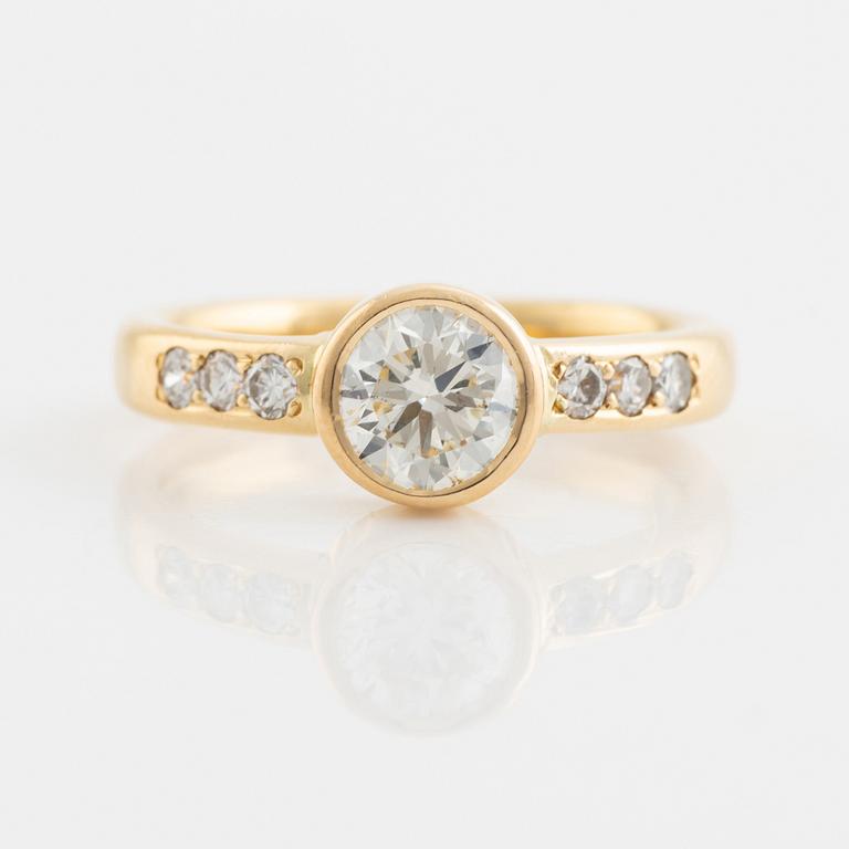 Ring 18K guld med en rund briljantslipad diamant.