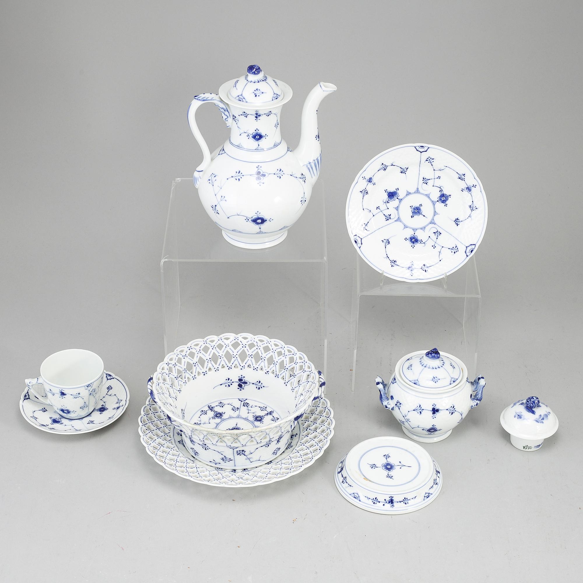 A porcelaine 'Musselmalet' service, Bing & Grøndahl, and Royal Copenhagen (20 pc).