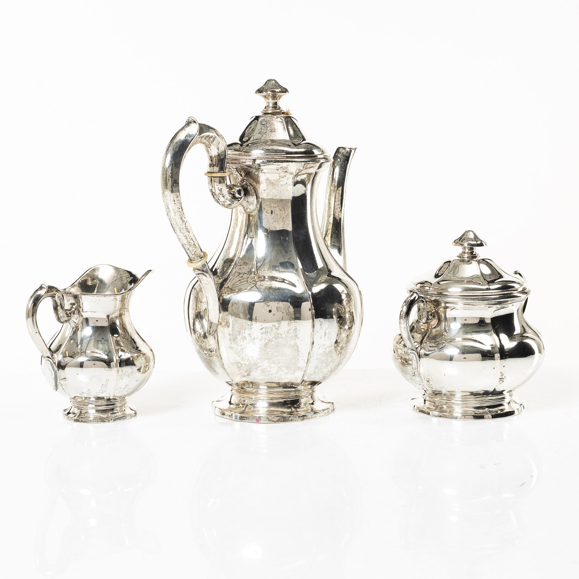 A silver coffee pot, cream jug and sugar bowl, Swedish import mark of CG Hallberg, Stockholm 1927.