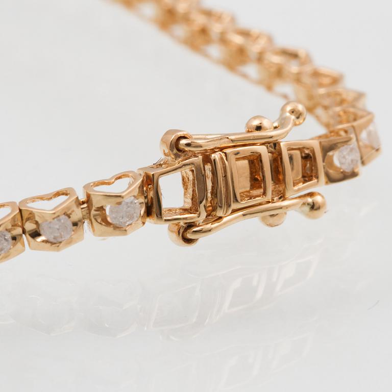 ARMBAND, 18K guld med 51 briljantslipade diamanter ca 0.98 ct. Vikt.