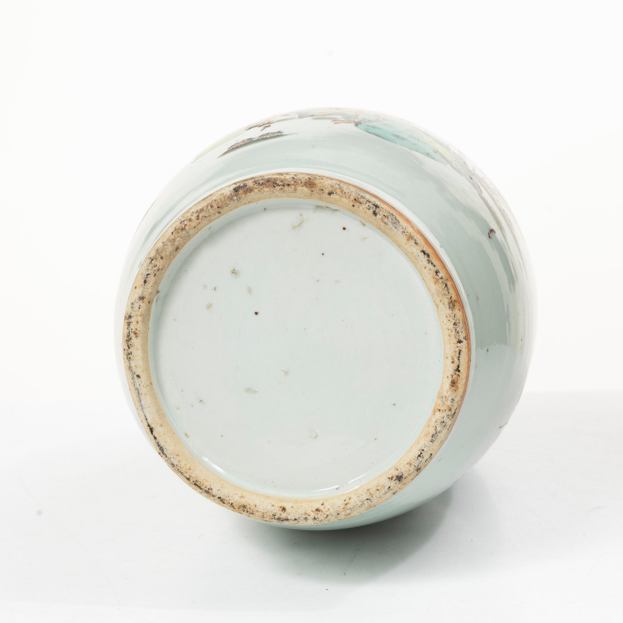 A porcelain vase, China, early 20th century.