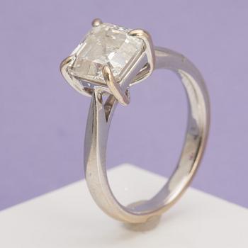 RING, med trappslipad (Assher-cut) diamant, 3.02 ct.