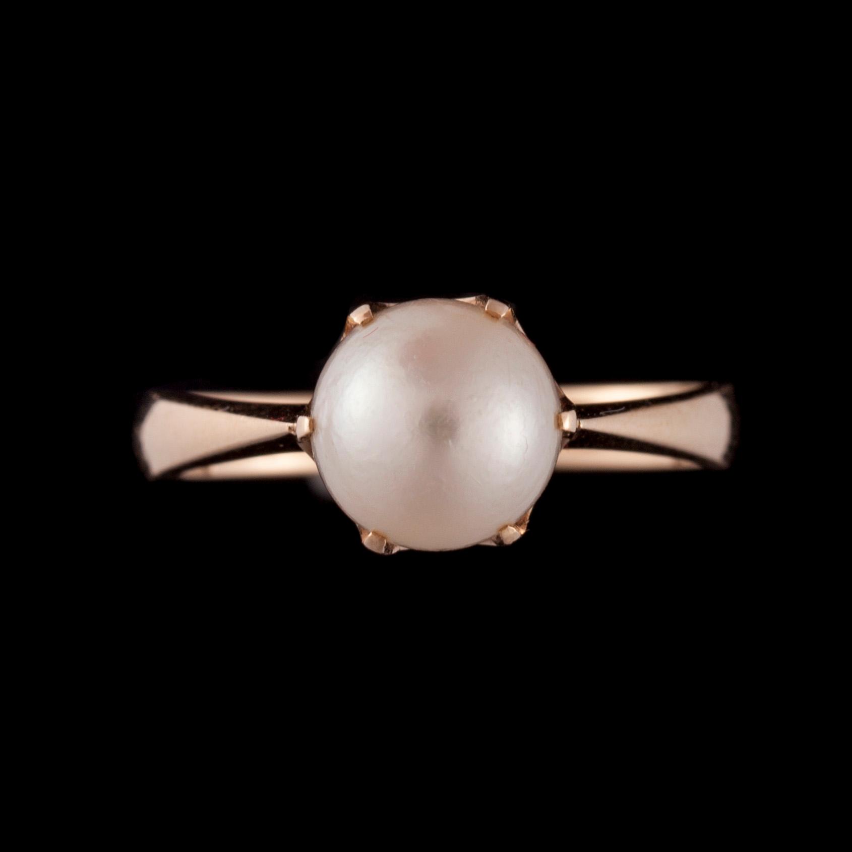 RING, 14K guld, pärla. Helsingfors, 1964. Vikt ca 3,7 g.