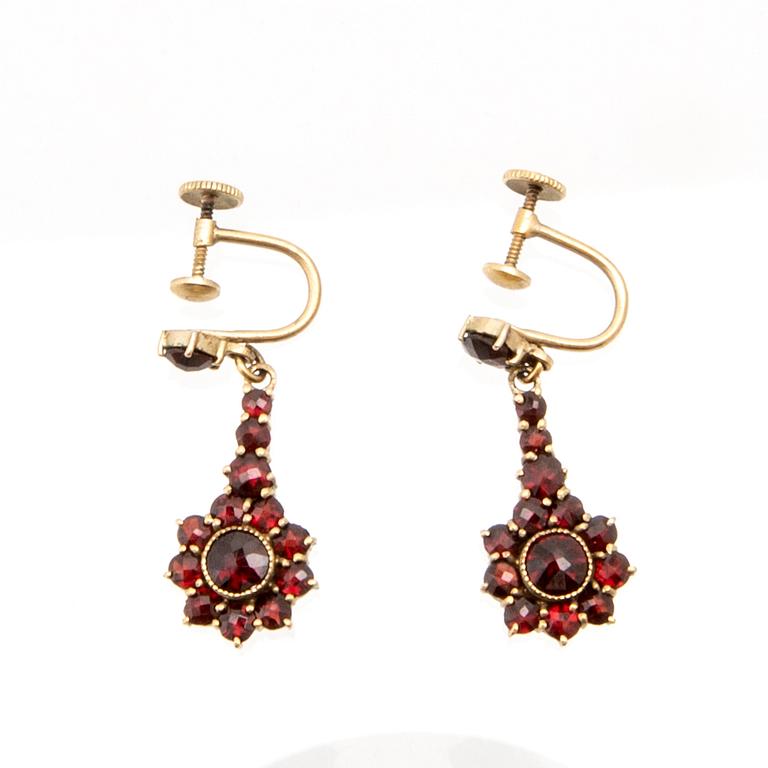Necklace, earrings, and brooch with faceted garnets.