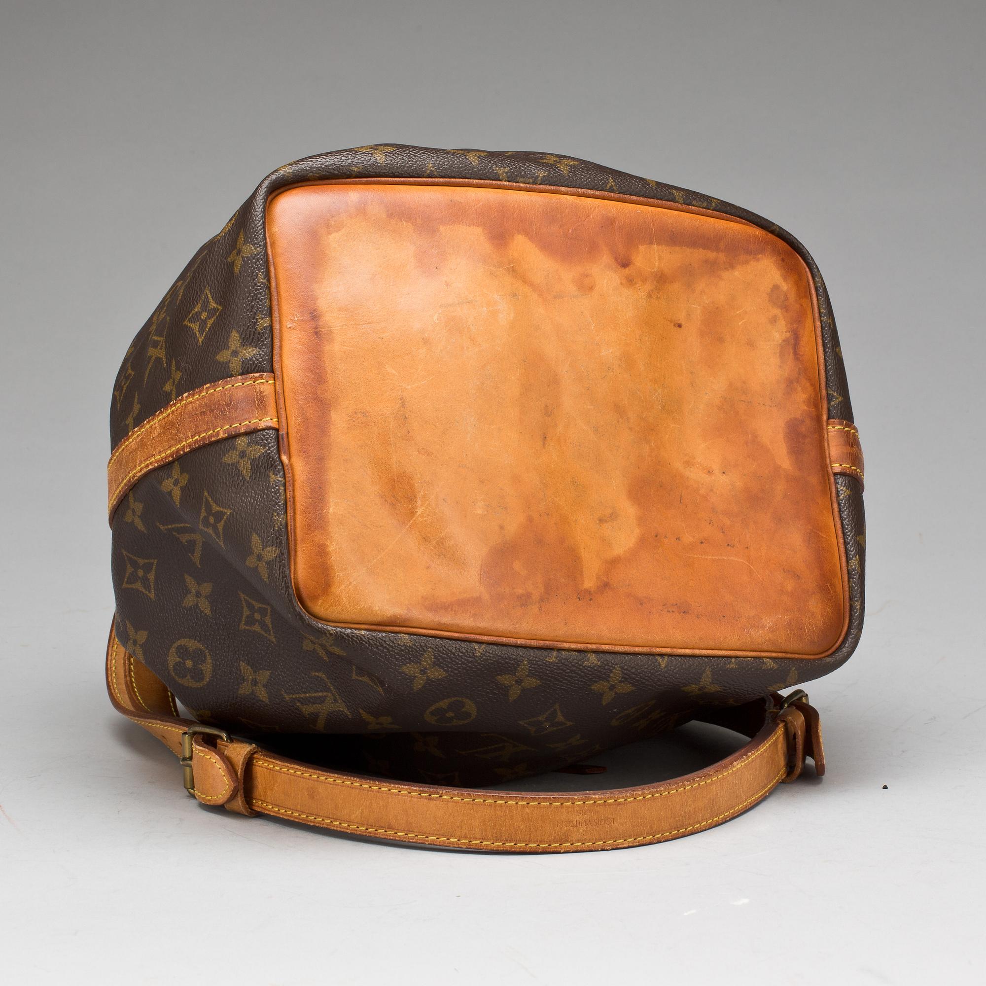 LOUIS VUITTON, axelremsväska, "Petit Noé".