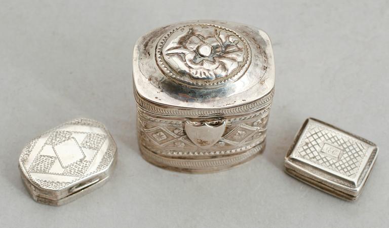 DOSOR, 3 st, silver, 1800-tal. Vikt ca 31 g.