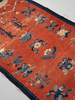 Matto, a pillar rug, an antique Chinese, late Qing dynasty, around 1900, ca 178-180,5 x 92-93,5 cm.