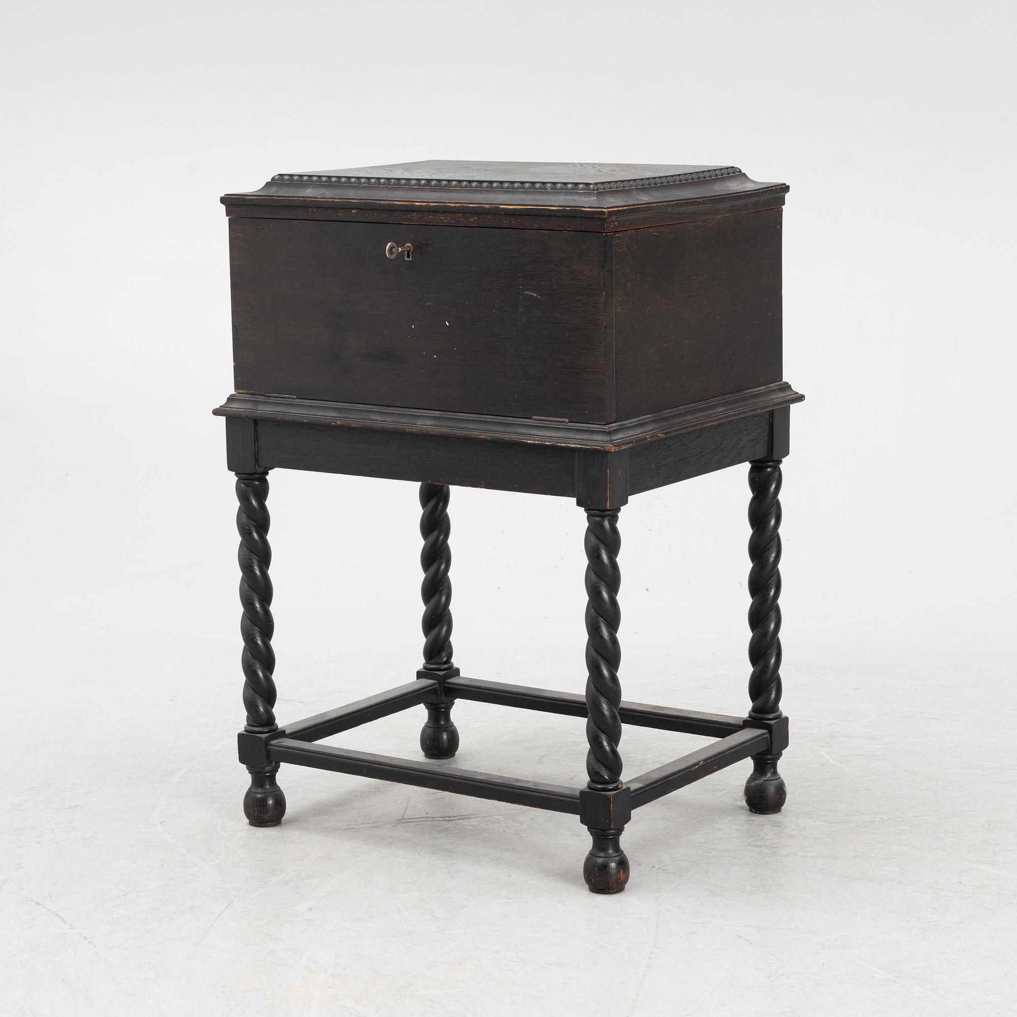 Bestickuppsättning i schatull, silver, 105 delar, modell "Svenskt spets", Svenska importstämplar samt GAB, 1919-23.