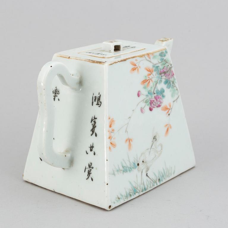 A Chinese qianjiang enameled porcelain teapot with cover, Republic.