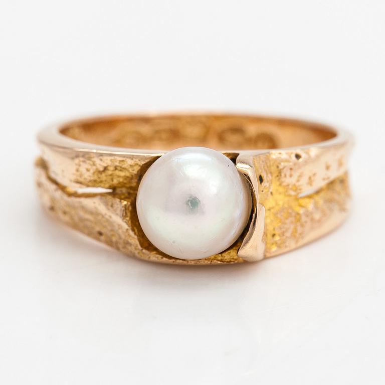Björn Weckström, a 14K gold 'Polar Spring' ring with a cultured pearl for Lapponia 1967.