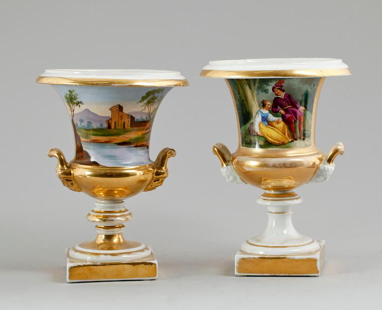 PRYDNADSURNOR, 2 st, porslin, empire, tidigt 1800-talets första hälft.