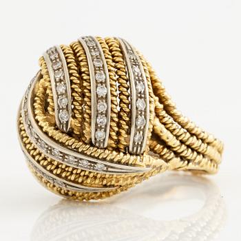 Ring 18K gold with eight-cut diamonds.