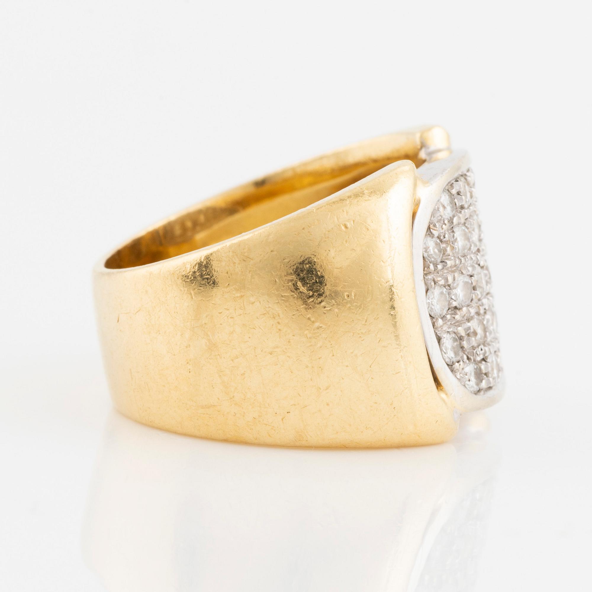 Ring, guld med briljantslipade diamanter.