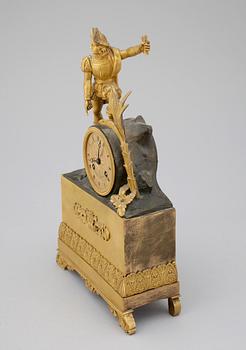 BORDSPENDYL, senempire. brons samt mässsing. 1800-talets första hälft /mitt.