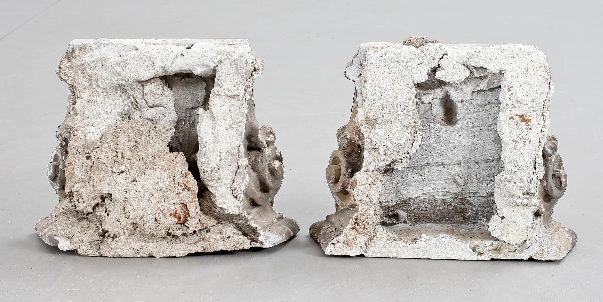 BYGGNADSDETALJER, ett par kapitäl, cement, korintisk typ, 1900-tal.