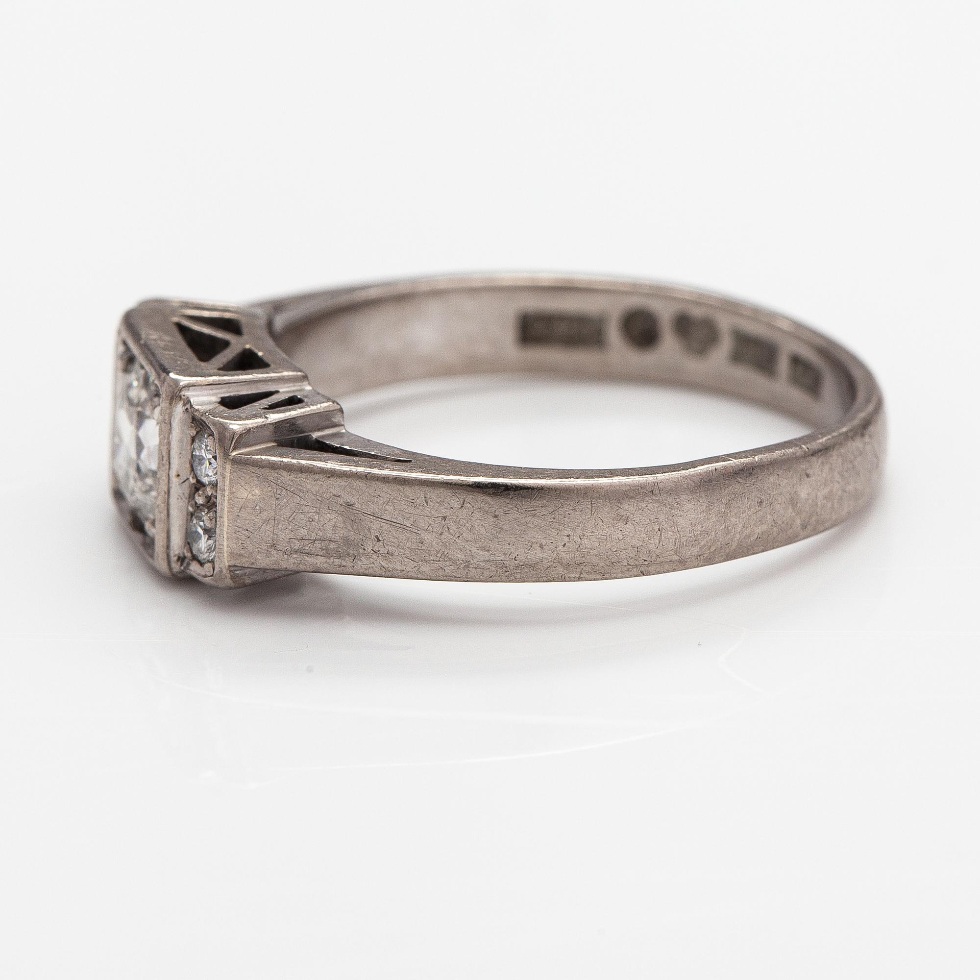 Ring, 18K vitguld, diamanter ca 0.76 ct tot. Sandqvist Gerdt Hartvig, Stockholm 1962.