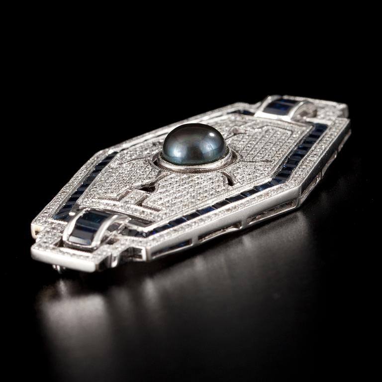 BROSCH, 18K vitguld, ca 300 diamanter totalt ca 1.5 ct H/P. Safirer, pärla. Art Déco-stil. Vikt 13,1 g.