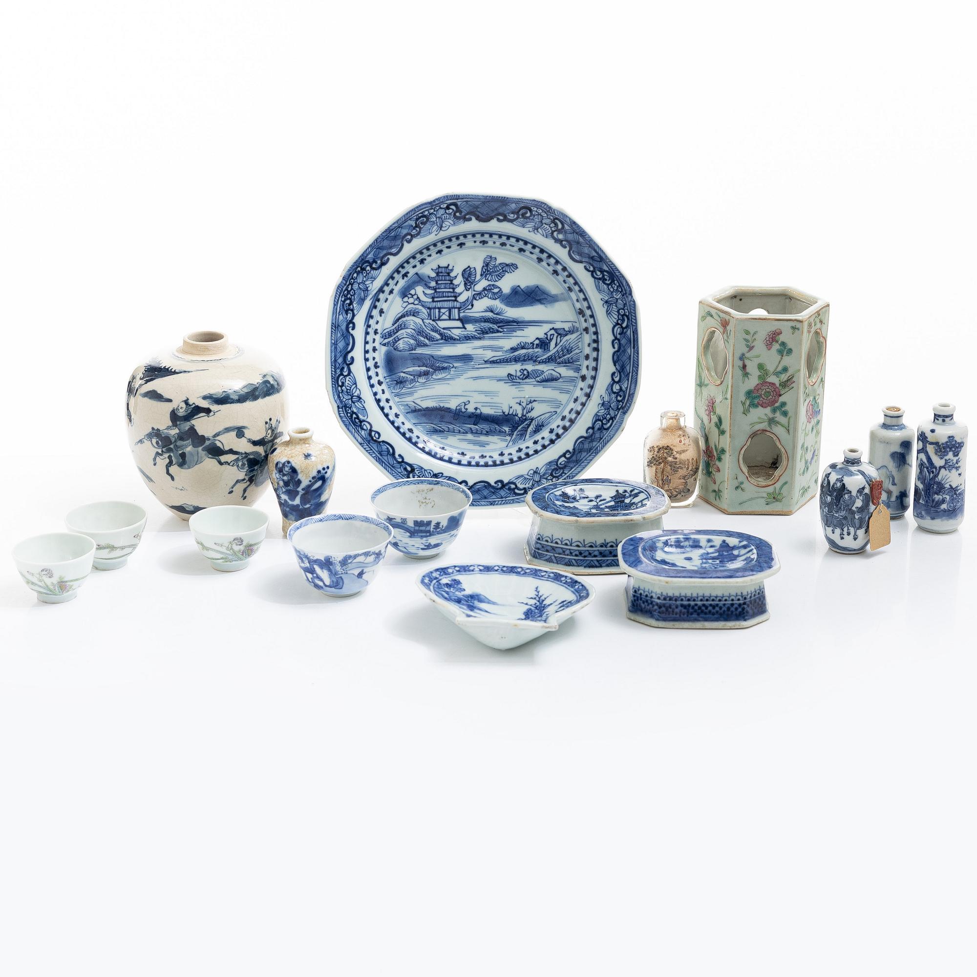 A group lot of Chinese porcelain, Qing dynasty 18/20th century.