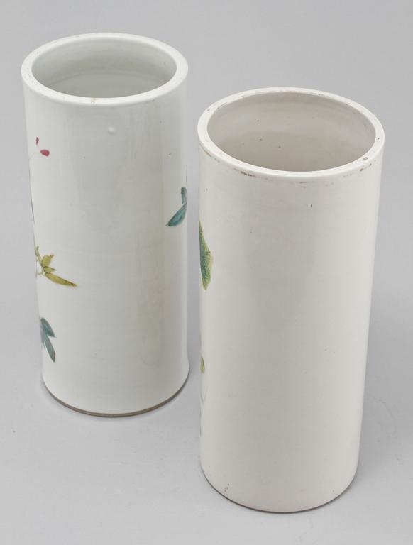 VASER, 2 st, porslin, Kina, 1900-tal.